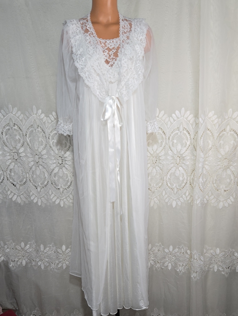 Lorriane Vintage Nightgown And Robe Lace Detail Medium